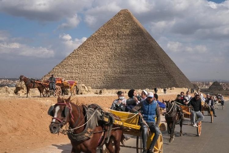 Berpetualang Menunggangi Kuda Menyaksikan Keindahan Giza